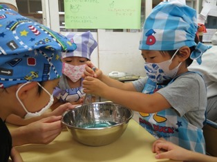 3歳児（うさぎ組）クッキング「にんぎょのいちごゼリー」: 新蒲田