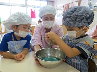 3歳児（うさぎ組）クッキング「にんぎょのいちごゼリー」: 新蒲田